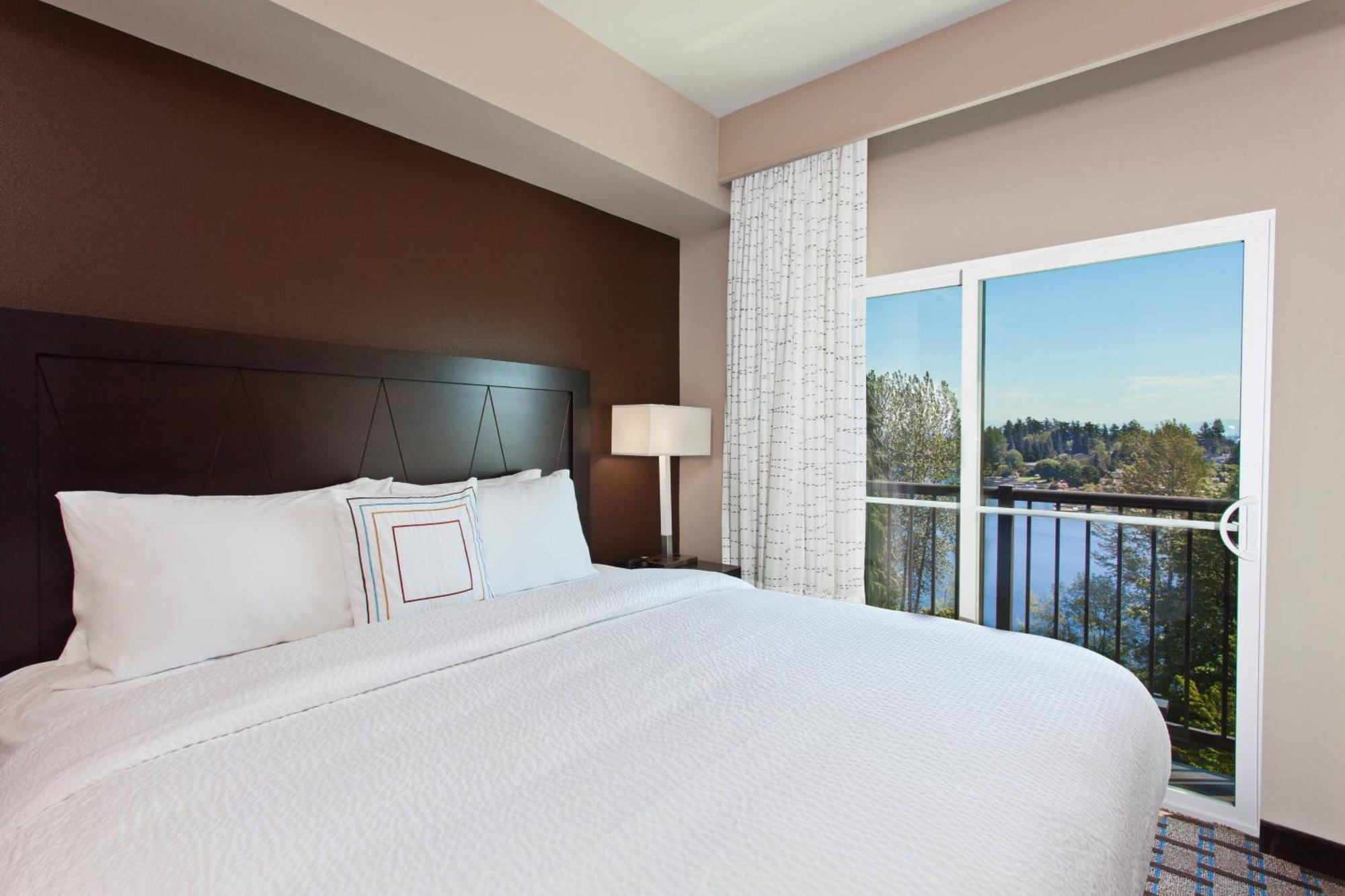 Lakeside King Studio Balcony Hearing Accessible